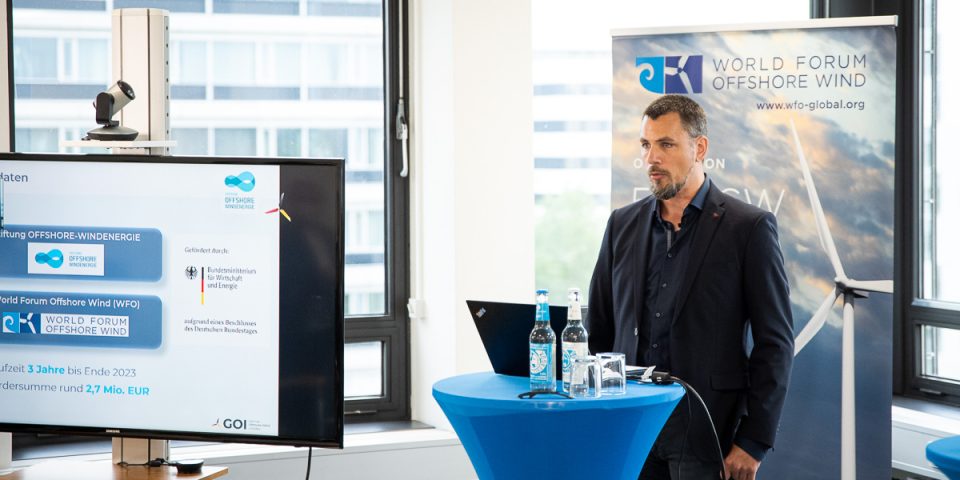 GOI-Projektmanager Björn Zindler stellt dem Publikum die Initiative vor.